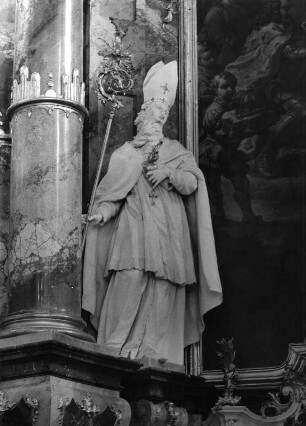 Hochaltar : Hochaltar. Marmor (um 1757). Bischof als linke Seitenfigur. Baumburg (Altenmarkt an der Alz), Ehemalige Stiftskirche Sankt Margarethen