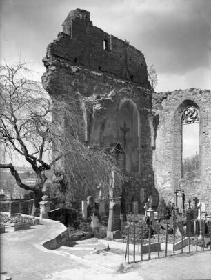 Bautzen. Ruine der St.-Nikolai-Kirche (15. Jahrhundert, Turm 1614). Blick über den Nikolaifriedhof