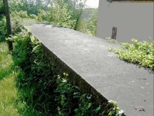 Kirchhof im Norden-Kirchhofmauer in Mauerstärke mit Regenabdeckung aus Beton-im 19 Jh Abtragung des Wehrgangs mit Steinbrüstung