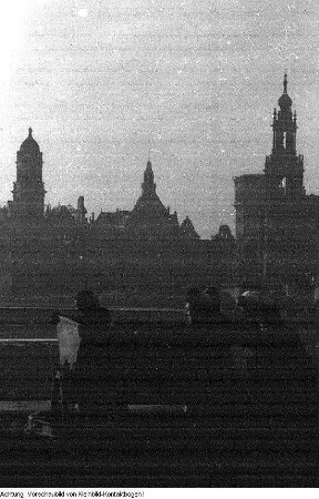 Dresden. Frauen mit Feldbahnlore, der "Trümmerbahn", am Neustädter Königsufer, um 1947