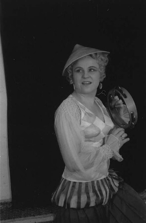 Szenenbilder aus der Oper "Harlekin" an der Deutschen Staatsoper Berlin : Soloaufnahme von Irma Beilke