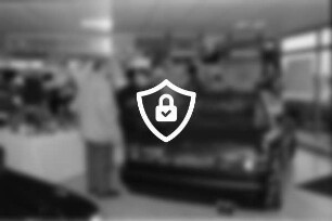 Autohaus [Name maskiert] Höhenkamp: Honda-Vertragshändler: Aktion "Frühstück bei Honda": Ausstellungsraum: Neuwagen Honda Akkord: Inhaber [Name maskiert] gibt Informationen an Besucher: Frühstücksbuffet: hinten Verkaufs- und Informationsschalter