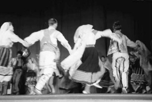 Bukarest: Aro Lichtspielhaus: Rumänische Folkloregruppe