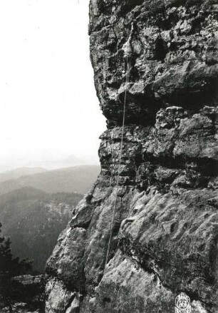 Böhmische Schweiz (České Švýcarsko), Prebischtorgebiet (Pravčická brána). Kleiner Prebischkegel (Malý Pravčický kužel). Seilschaft Alfred Loos am Südweg