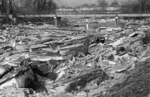 Eisschollen auf der Weißen Elster : Gestapelte Eisschollen auf der Weißen Elster. Elster, Pistorissteg, im Hintergrund Villen der gleichnamigen Straße