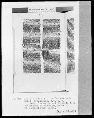 Lateinische Taschenbibel — Initiale D (ixit custodiam), darin zeigt David vor Gott auf seine Lippen, Folio 207verso