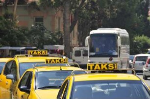 Izmir - Straßenverkehr und wartende Taxis : Dichter Straßenverkehr, aufgenommen am 29. Juni 2010 in Izmir