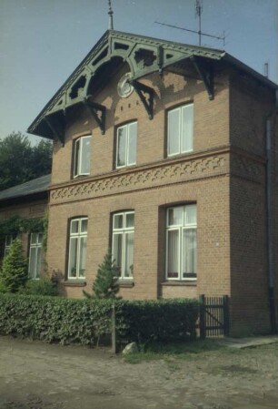 Altfresenburg 13: giebelständiges Wohnhaus: Straßenfront mit hölzerner Giebelzier: links Querbau