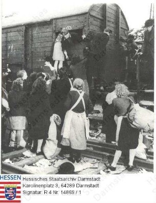 Darmstadt, 1945 April 4 / Plünderung eines Versorgungszuges im Darmstädter Hauptbahnhof nach dem Einmarsch der Amerikaner am 25. März 1945 / Aufnahme und englische Bildlegende