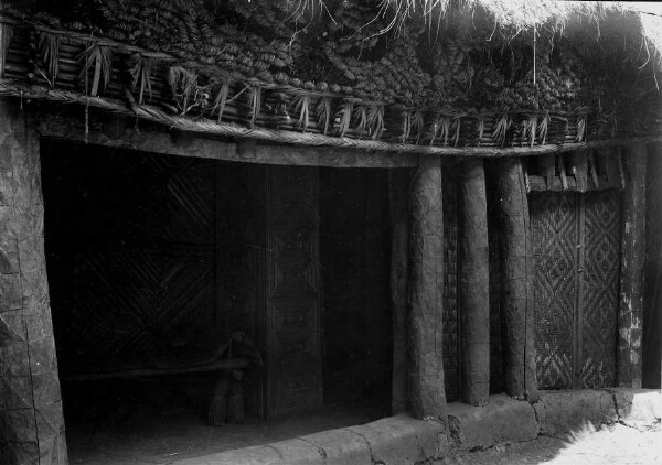 Bed alcove in the "new palace"