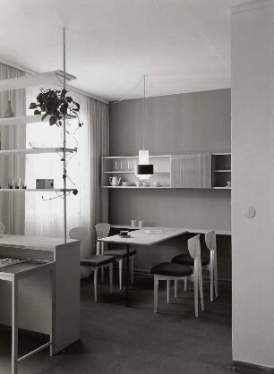 Musterwohnzimmer : Berlin-Fennpfuhl. Ausstellung des Experimentalbaus der Deutschen Bauakademie Berlin, 1962. Musterwohnzimmer (1962; Zentrales Entwicklungsbüro Leipzig (EMW)). Eßplatz