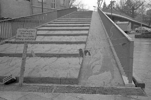 Anbringung eines isolierenden Kunststoffbelags auf der Brücke über die Kriegsstraße in Höhe der Lammstraße.