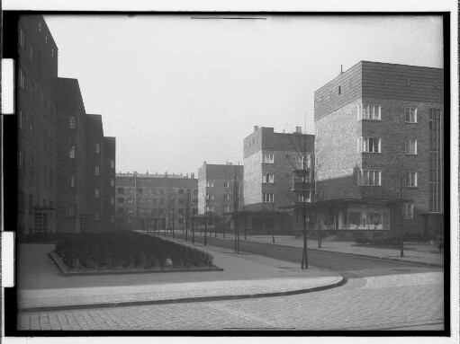 Baublock Helmholtzstr., Bunsenstr. Nr. 12 : [Bunsenstr. mit Ladenzeile und Tordurchfahrt zur Helmholtzstr.]