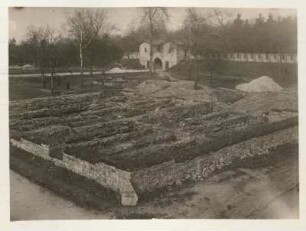 Lagersiedlung außerhalb des Saalburg-Kastells : Grundmauern des horreum (Speicher) vor dem Aufbau