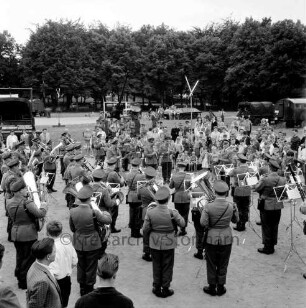 Bad Oldesloe: Exer: Wanderausstellung "Unser Heer", Aufklärungs- und Werbeschau: Musikkorps der Hamburger Bundeswehreinheit unter Hauptmann Schulz gibt Platzkonzert: hinten Ausstellungsobjekte Panzer, Flugabwehrgeschütz, LKWs, Wohnwagen: Zuschauer