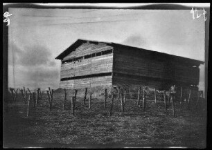 Zoco el Had (=Zoco del Had, Marokko)]: Blockhaus hinter Drahthindernis