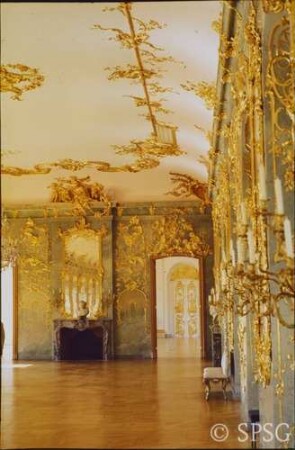 Berlin, Schloss Charlottenburg, Neuer Flügel, Große Galerie (Goldene Galerie), R. 363, Blick in den Raum, im Vordergrund ein Kerzenleuchter.