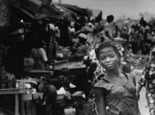 Junge Frau auf dem Markt im Viertel Kirikiri, Lagos