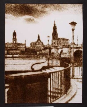 Dresden. Blick vom Neustädter Elbufer auf Ständehaus, Georgentor, Hofkirche und Augustusbrücke