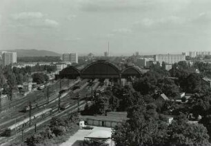 Dresden. Blick vom Studentenwohnheim Budapester Straße 22 nach Südosten zum Hauptbahnhof : Dresden, Hauptbahnhof, Blick v. d. Budapester Str.