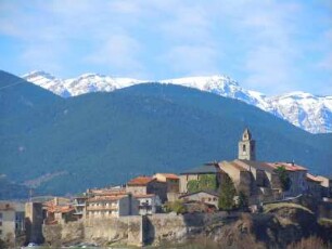 Pyrenäen - Kleinstadt mit Mauer und Kirche : Kleinstadt vor einem Bergmassiv. Aufgenommen in den spanischen Pyrenäen bei Berga am 17. April 2012