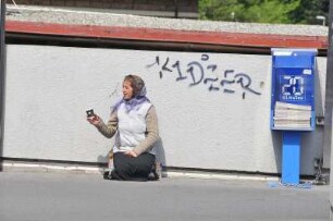 Lausanne - Bettlerin : Eine ausländische Frau sitzt an einer Metrostation und bettelt. Aufgenommen in Lausanne am 19. Mai 2010