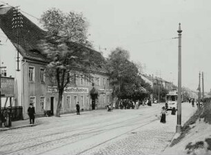 Dresden-Wölfnitz, Kesselsdorfer Straße 114. Gasthof Wölfnitz. Straßenansicht mit Triebwagen 229 der Linie 7 (Richtung Arsenal)