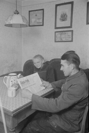 Die sorbische Zeitung Nowa doba wird abonniert. : Nowa doba, nowiny za serbski lud so abonuje.