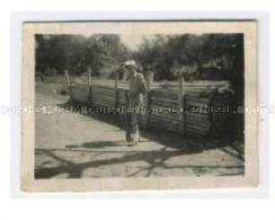 Legionär vor einem Holzstapel, Foto aus dem Indochina-Konvolut des Legionärs Harry Weiss