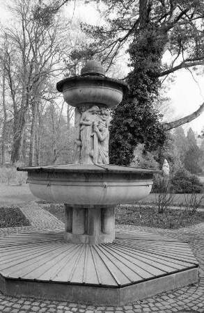 Nibelungenbrunnen im Durlacher Schlossgarten.