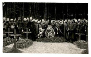 O!Nr.: 4 Fotos von der Beerdigung eines Kriegsgefangenen