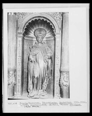 Hauptgeschoss unten, linker Teil, mittlere Figur: heiliger Bischof