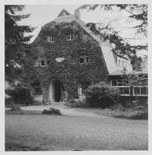 Haus (Gasthof?) mit bewachsenem Giebel