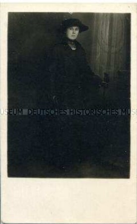 Studio-Porträt einer jungen Frau