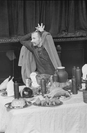 Szenenbilder aus "Der Nachbar des Herrn Pansa", Schauspiel von Günter Rücker in der Inszenierung von Friedo Solter (Bühnenbild: Wolfgang Mattheuer). Deutsches Theater Berlin, 11.10.1969 (Uraufführung Oktober 1969)