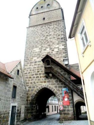 Stadtbefestigung - Stadttor (Hattersdorfer Tor)-von Stadtseite mit Durchfahrt sowie hölzerner Aufgangstreppe
