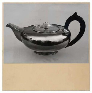 Tafel 10 / Teekanne aus Silber (Werkbundkiste Das Gießgefäß, Bildtafel)