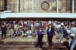 Berlin-Mitte, Marx-Engels-Platz (heute Schloßplatz). FDJler auf der Treppe des Palastes der Republik (wahrscheinlich zum Pfingsttreffen)