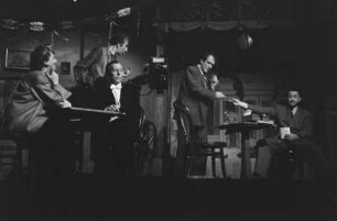 Szenenbilder aus dem Stück "Ein Leben lang" von William Saroyan im Schlossparktheater Berlin-Steglitz
