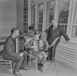 Jurij Winar erteilt Musikunterricht