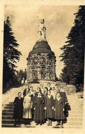 Postkarte Hermannsdenkmal. Ausflug von Diakonissen mit Minna Schneidewind