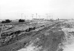 Dresden-Wilschdorf. Baustelle des Advanced Micro Devices (AMD). Ausheben der Baugrube. Blick Richtung Boxdorf
