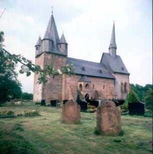 Christenberg. Martinskirche (1520 erb.) und Friedhof