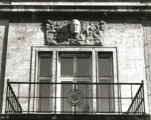 Dresden-Strehlen, August-Bebel-Straße 19. Regierungspräsidium Dresden (1939). Fenster und Relieftafel über Hauptportal
