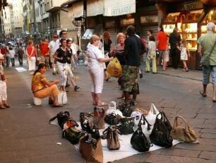 Schwarzafrikaner verkauft gefälschte Markentaschen auf der Ponte Vecchio