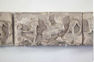 Abguß: Relief vom Südfries des Tempels der Athena Nike in Athen