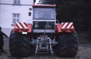 Fotografie: Traktor, Traktorkonzept, Systemtraktor, Dreipunktaufhängung, Terrareifen
