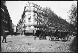 Paris, Kutschen vor dem Haus 188 Boulevard Haussmann