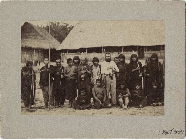 Des Italiens avec des Shipibo et des Conibo dans une colonie au bord du Rio Ucayali