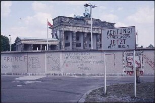 Warnschild vor der Grenzmauer am Brandenburger Tor